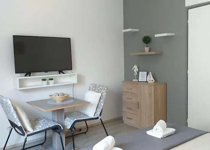 Art Amphora And Rava