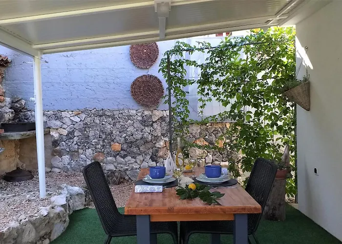 Art Amphora And 3* Rava