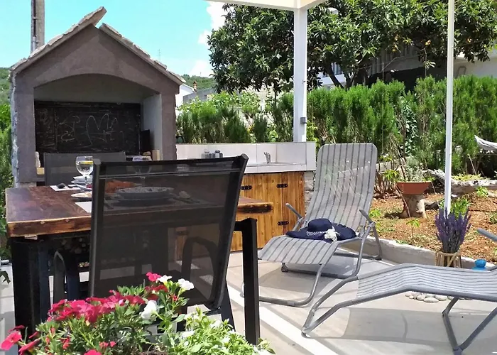 Art Amphora And Rava